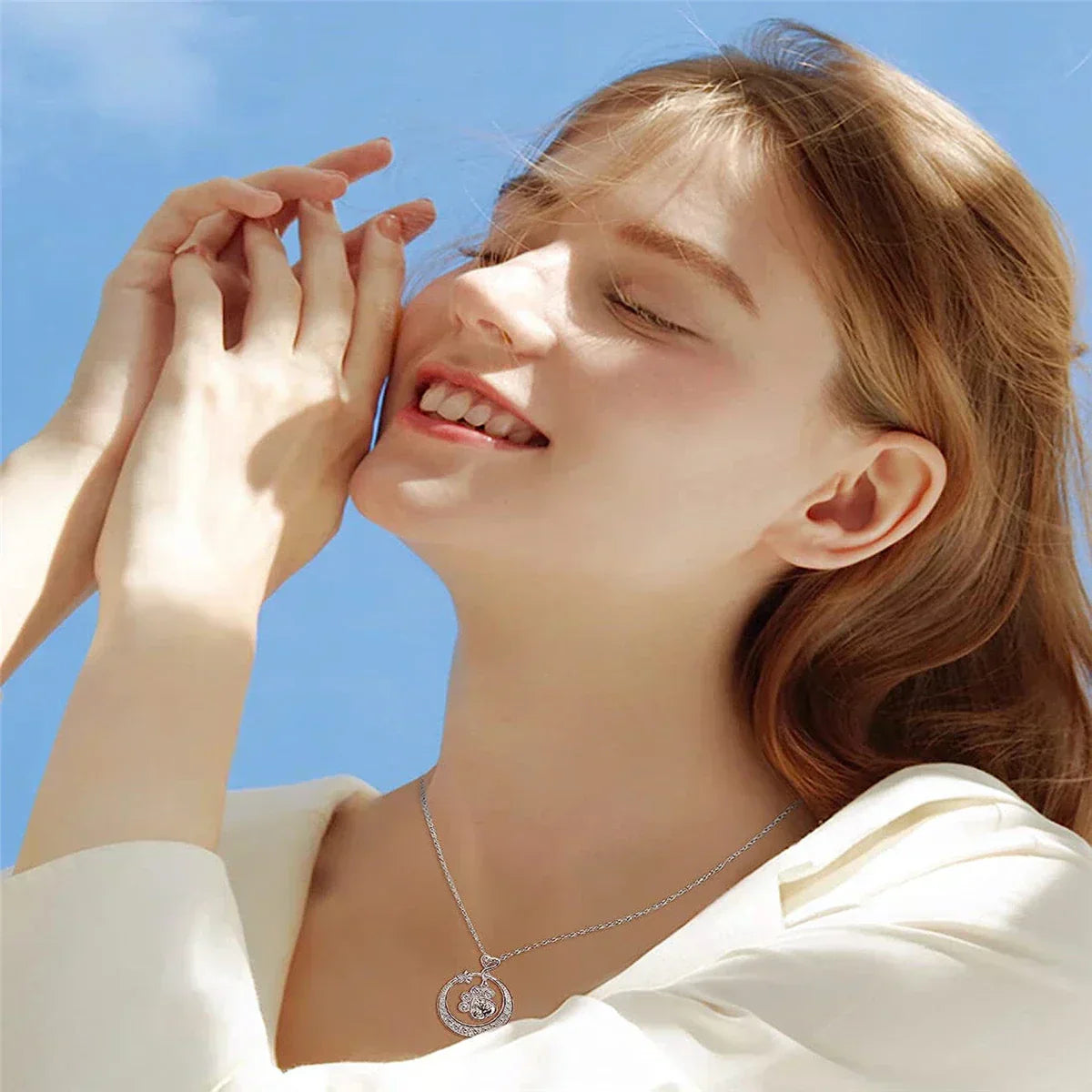 MALIA – Elegant Paw Necklace made of 925 Sterling Silver with Sparkling Zirconia for Stylish Accents
