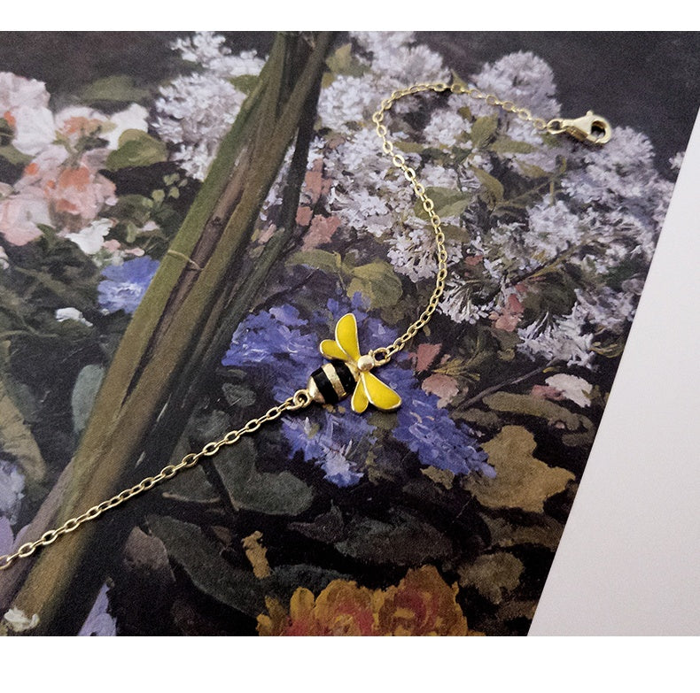 BEEA β Elegant Queen Bee Bracelet Accessory