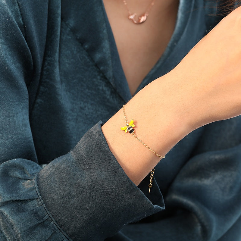 BEEA β Elegant Queen Bee Bracelet Accessory