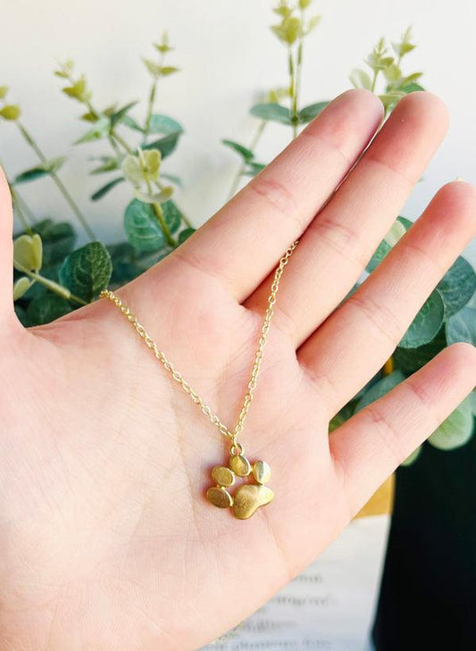 NIVA – Elegant Gold-Plated Necklace with Charming Paw Pendant