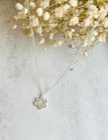 LYA – Stylish Silver Paw Necklace in Stainless Steel for an Elegant Look