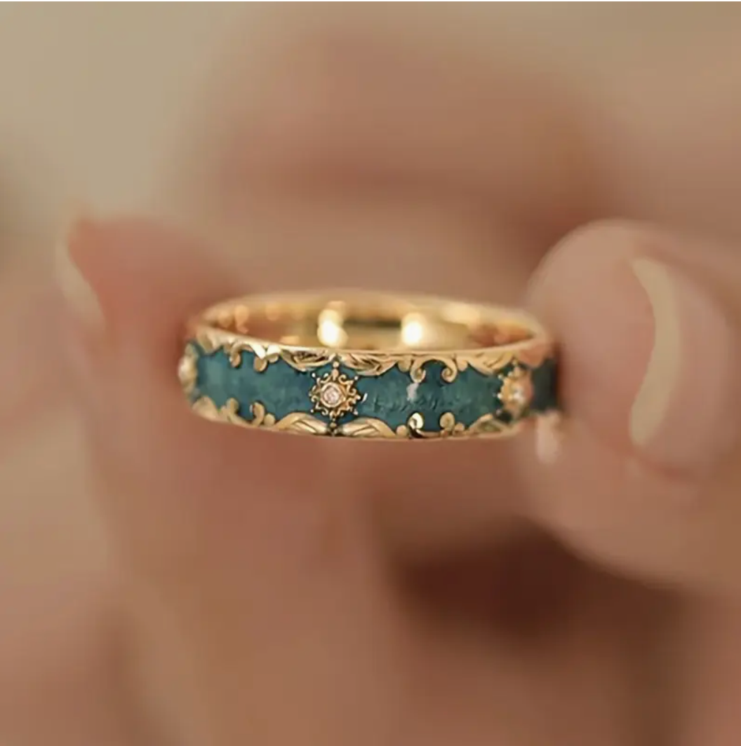 Elegant Vintage Ring with Elegant Designs