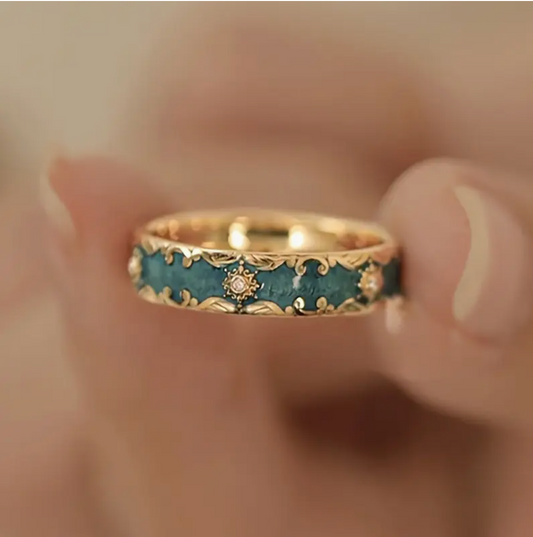 Elegant Vintage Ring with Elegant Designs