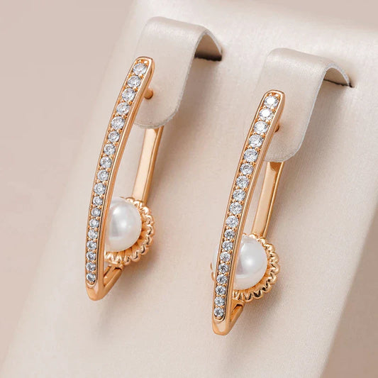 Elegant Pointed Earrings with Pearl and Zirconia in Gold