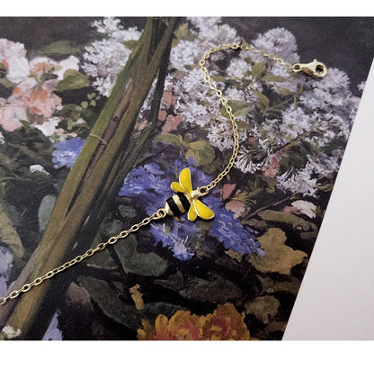 BEEA – Elegant Queen Bee Bracelet Accessory