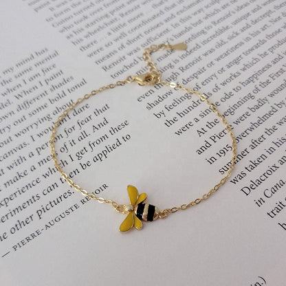 BEEA – Elegant Queen Bee Bracelet Accessory