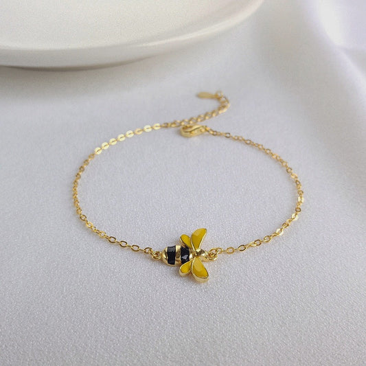 BEEA – Elegant Queen Bee Bracelet Accessory