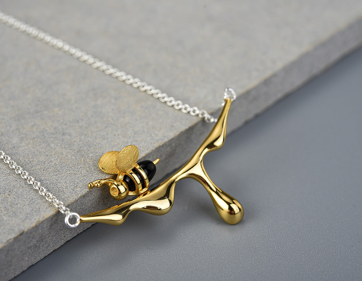 MELINA – Elegant Dripping Honey & Bee Necklace for Nature Lovers