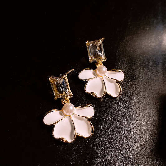 Pearl earrings with white petals