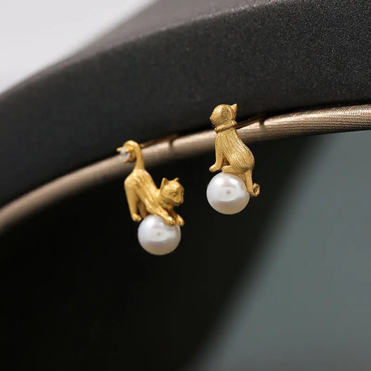 Elegant Vintage Gold Earrings with Pearl and Cat Motif – Elinora