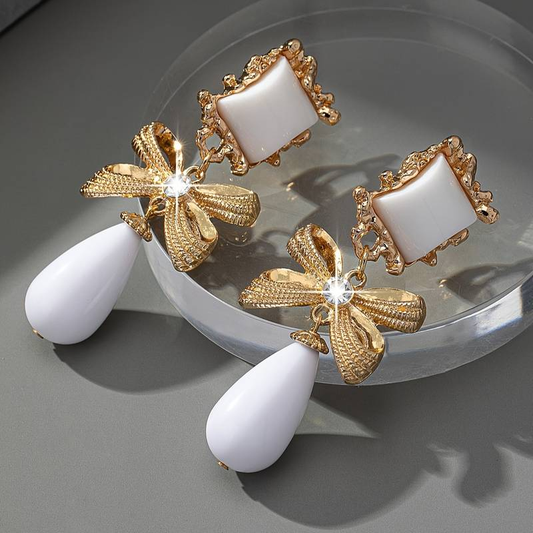 Alenya – Elegant Vintage Earrings in White and Gold for a Timeless Look